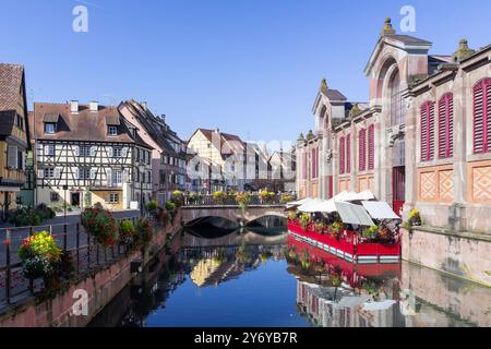 Colmar, Frankreich - Blick auf das kleine Venedig von Colmar mit Fachwerkhäusern und dem Fluss Lauch und den Reflexionen auf dem Wasser. Stockfoto