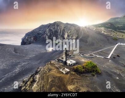 Landschaft der Azoren - dramatischer Sonnenuntergang über dem Vulkan capelinhos auf der Insel Faial, Portugal Stockfoto