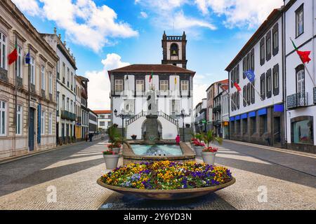 Rathaus in Ponta Delgada, Azoren, Portugal. Ponta Delgada Rathaus mit Glockenturm in der Hauptstadt der Azoren. Portugal, Sao Miguel. Rathaus, Stockfoto