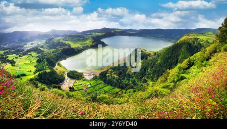 Azoren - der Kratersee Lagoa das Furnas im gleichnamigen vulkanischen Caldera auf der Insel Sao Miguel (Azoren, Portugal) Stockfoto