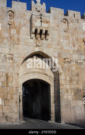 Das Löwentor oder das Stephanstor Eingang zum muslimischen Viertel in der Altstadt von Jerusalem. Stockfoto