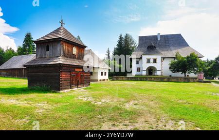 Alte traditionelle Holzhäuser des Dorfes Pribylina in der Region Liptow - Slowakei Stockfoto