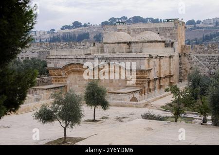 Blick vom Tempelberg in Jerusalem auf die mittelalterlichen Steinmauern und Stadtmauern der Altstadt und das versiegelte Mercy Gate oder Golden Gate. Stockfoto