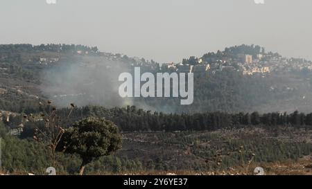 SAFED, ISRAEL - 26. SEPTEMBER: Am Rande der Stadt Safed steigt Rauch nach einem Raketenangriff aus dem Libanon am 26. September 2024 in Safed, Israel. Die Raketen der Hisbollah landeten weiterhin in der Region, trotz der ausgedehnten Angriffe Israels im Libanon und trotz der Aufrufe der Vereinigten Staaten und Frankreichs zu einem Waffenstillstand. Stockfoto