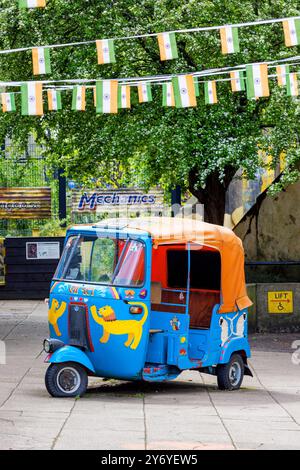 London, UK - 26. April 2024: Farbenfrohe TukTuk im Londoner Zoo. Kunst des Landes der Löwen, Sasan GIR in Indien. Die Region ist die Heimat der Endange Stockfoto