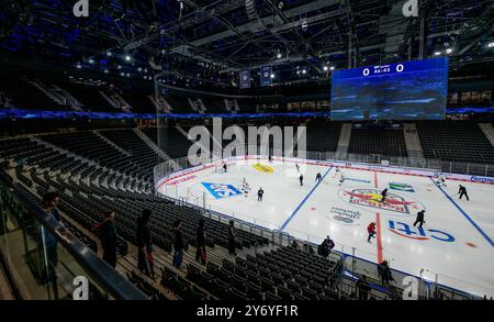 SAP Garden, Innenansicht, totale. GER, Red Bull Muenchen / Buffalo Sabres, Eishockey, Morning Skate Sessions vor dem Grand Opening des SAP Garden, 27.09.2024. Foto: Eibner-Pressefoto/Franz Feiner Stockfoto