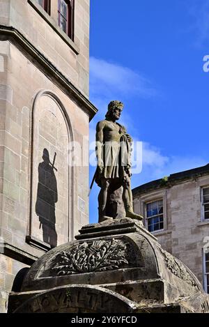 Rund um Schottland - William Wallace Statue auf dem Athenaeum Gebäude Stockfoto