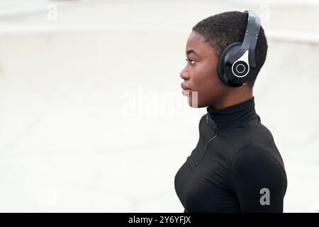 Junge afroamerikanische Frau, die Musik hört Stockfoto