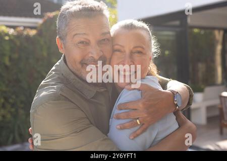 Umarmt und lächelt, ältere Freunde genießen die gemeinsame Zeit im Freien, zu Hause Stockfoto