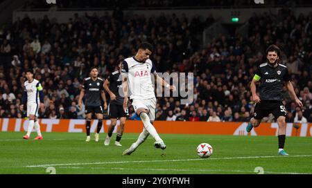 London, Großbritannien. September 2024. Dominic Solanke von Tottenham Hotspur erzielt seinen Teams das 3. Tor. UEFA Europa League Spiel Tottenham Hotspur gegen Qarabag FK im Tottenham Hotspur Stadium in London am Donnerstag, den 26. September 2024. Dieses Bild darf nur für redaktionelle Zwecke verwendet werden. Foto nur für redaktionelle Verwendung von Sandra Mailer/Andrew Orchard Sportfotografie/Alamy Live News Credit: Andrew Orchard Sportfotografie/Alamy Live News Stockfoto