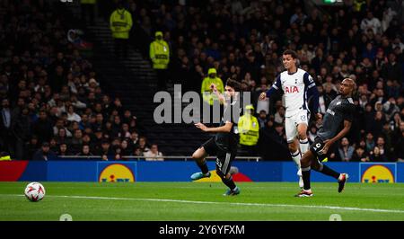 London, Großbritannien. September 2024. Brennan Johnson von Tottenham hotspur erzielt seinen Teams das 1. Tor. UEFA Europa League Spiel Tottenham Hotspur gegen Qarabag FK im Tottenham Hotspur Stadium in London am Donnerstag, den 26. September 2024. Dieses Bild darf nur für redaktionelle Zwecke verwendet werden. Foto nur für redaktionelle Verwendung von Sandra Mailer/Andrew Orchard Sportfotografie/Alamy Live News Credit: Andrew Orchard Sportfotografie/Alamy Live News Stockfoto