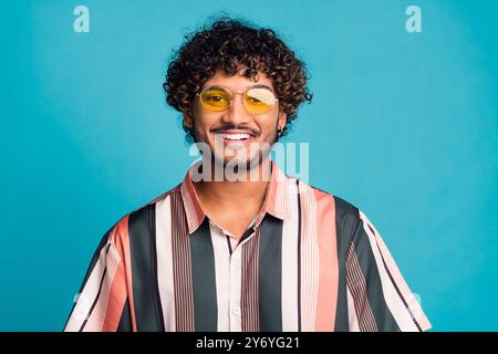 Porträt des netten jungen Mannes Zahny Lächeln tragen Hemd isoliert auf türkisfarbenem Hintergrund Stockfoto