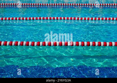Schwimmbad, Schwimmwege durch Schwimmer getrennt. Wasseroberfläche im Schwimmbad. Stockfoto