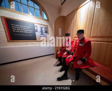 Royal Hospital Chelsea, Royal Hospital Road, London, Großbritannien. September 2024. Das Chelsea History Festival (25-29. September) ist das jährliche Flaggschiff des neu eröffneten Chelsea Heritage Quarter. Bild: Bild: Das National Army Museum eröffnet eine neue Ausstellung mit dem Royal Hospital, das von zwei Chelsea Pensioners gesehen wird. Quelle: Malcolm Park/Alamy Live News Stockfoto