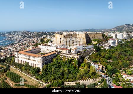 Castel Sant'Elmo und Charterhaus und Museum von San Martino von einer Drohne, Neapel, Kampanien, Italien, Europa Stockfoto