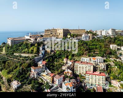 Castel Sant'Elmo und Charterhaus und Museum von San Martino von einer Drohne, Neapel, Kampanien, Italien, Europa Stockfoto