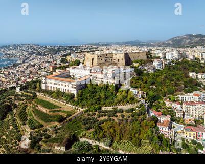 Castel Sant'Elmo und Charterhaus und Museum von San Martino von einer Drohne, Neapel, Kampanien, Italien, Europa Stockfoto