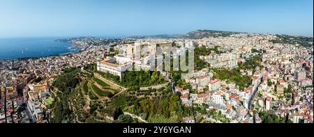 Castel Sant'Elmo und Charterhaus und Museum von San Martino von einer Drohne, Neapel, Kampanien, Italien, Europa Stockfoto