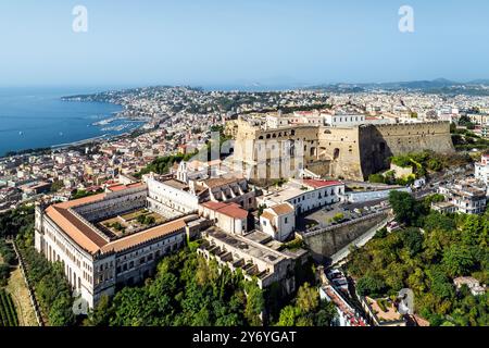 Castel Sant'Elmo und Charterhaus und Museum von San Martino von einer Drohne, Neapel, Kampanien, Italien, Europa Stockfoto