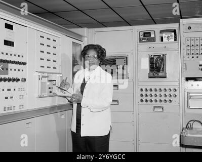 MARY JACKSON (1921–2005) amerikanische Mathematikerin und Luft- und Raumfahrtingenieurin am Langley Research Centre im Jahr 1977. Stockfoto