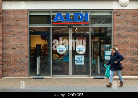 Aldi Supermarkt Lebensmittelgeschäft, Logo auf der Vorderseite des Geschäfts, Utrecht in den Niederlanden. 22. Januar 2023. Stockfoto