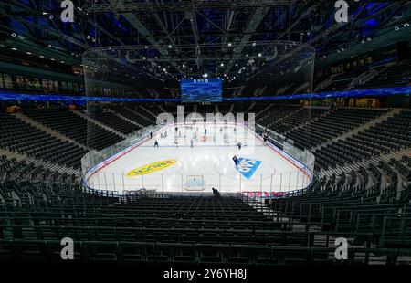 München, Deutschland. September 2024. SAP Garden, Innenansicht, totale. GER, Red Bull Muenchen/Buffalo Sabres, Eishockey, Morning Skate Sessions vor dem Grand Opening des SAP Garden, 27.09.2024. Foto: Eibner-Pressefoto/Franz feiner Credit: dpa/Alamy Live News Stockfoto