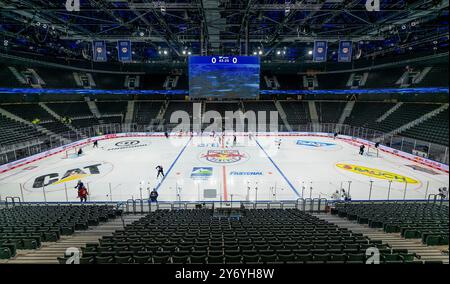 München, Deutschland. September 2024. SAP Garden, Innenansicht, totale. GER, Red Bull Muenchen/Buffalo Sabres, Eishockey, Morning Skate Sessions vor dem Grand Opening des SAP Garden, 27.09.2024. Foto: Eibner-Pressefoto/Franz feiner Credit: dpa/Alamy Live News Stockfoto