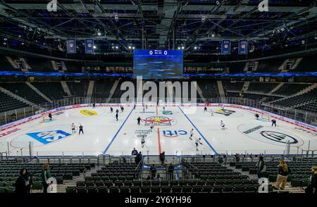 München, Deutschland. September 2024. SAP Garden, Innenansicht, totale. GER, Red Bull Muenchen/Buffalo Sabres, Eishockey, Morning Skate Sessions vor dem Grand Opening des SAP Garden, 27.09.2024. Foto: Eibner-Pressefoto/Franz feiner Credit: dpa/Alamy Live News Stockfoto