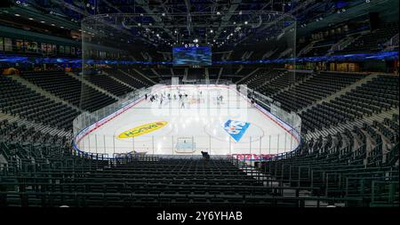 München, Deutschland. September 2024. SAP Garden, Innenansicht, totale. GER, Red Bull Muenchen/Buffalo Sabres, Eishockey, Morning Skate Sessions vor dem Grand Opening des SAP Garden, 27.09.2024. Foto: Eibner-Pressefoto/Franz feiner Credit: dpa/Alamy Live News Stockfoto