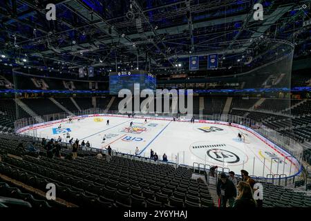 München, Deutschland. September 2024. SAP Garden, Innenansicht, totale. GER, Red Bull Muenchen/Buffalo Sabres, Eishockey, Morning Skate Sessions vor dem Grand Opening des SAP Garden, 27.09.2024. Foto: Eibner-Pressefoto/Franz feiner Credit: dpa/Alamy Live News Stockfoto