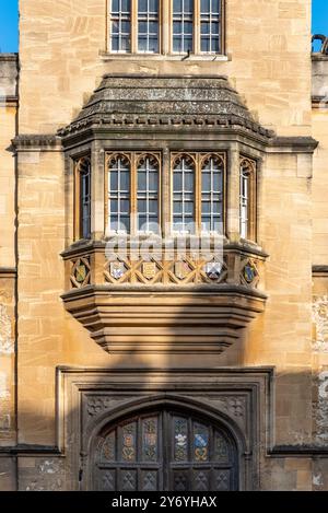 Das Oriel-Fenster über dem Eingang zum Oriel College, Oxford, Großbritannien Stockfoto