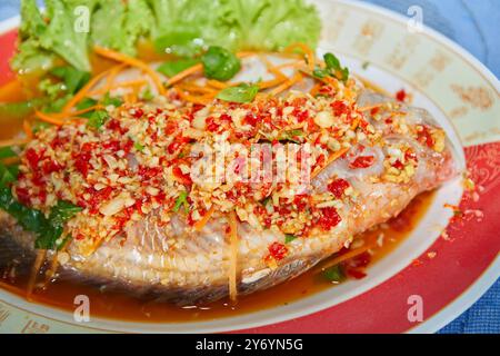 Frittierter Schnapper mit süßer Chili-Sauce auf Teller Stockfoto