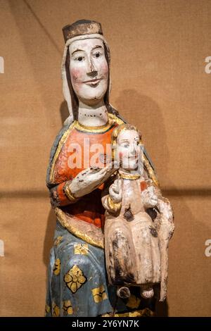 Jungfrau Maria des 13. Jahrhunderts, polychrome Holzschnitzerei, katalanische Pyrenäen, Girona Kunstmuseum, Girona, Katalonien, Spanien Stockfoto