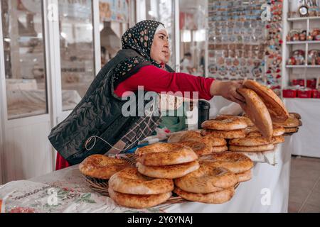 Eine Frau verkauft Brot auf einem Markt Stockfoto