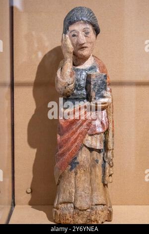 St. Johannes der Evangelist, polychrome Holzschnitzerei, 13. Jahrhundert, katalanische Arbeit, Girona Kunstmuseum, Girona, Katalonien, Spanien Stockfoto