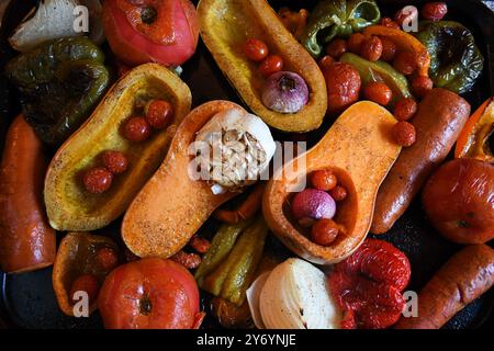 Tablett mit geröstetem Gemüse einschließlich Butternusskürbis, Knoblauch, t Stockfoto