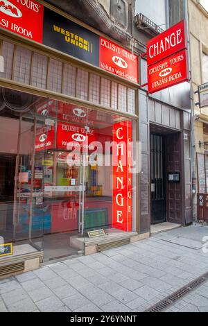 Tourist Money Devisengeschäft In Budapest Ungarn, Bietet Western Union Finanzdienstleistungen, Außenansicht Des Ladenvordergebäudes Stockfoto
