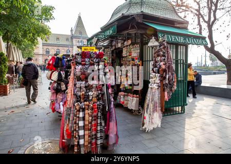 Souvenir Ajandek Ein traditioneller Souvenir-Konzessionsstand in der Nähe des zentralen Marktes in Budapest Ungarn, der Schals Schlüsselanhänger verkauft Stockfoto