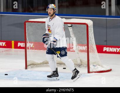 München, Deutschland. September 2024. Kapitaen Patrick Hager (EHC Red Bull Muenchen, #52). GER, Red Bull Muenchen/Buffalo Sabres, Eishockey, Morning Skate Sessions vor dem Grand Opening des SAP Garden, 27.09.2024. Foto: Eibner-Pressefoto/Franz feiner Credit: dpa/Alamy Live News Stockfoto