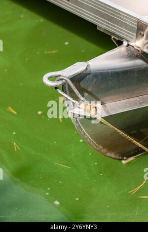 Bootsbogen mit Seil und grünem Wasser Stockfoto