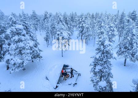 Holzkamin (Lavu auf Finnisch) auf dem Berg Ounasvaara in Rovaniemi, im Winter schneebedeckt (Lappland, Finnland) ESP: Cobertizo de madera en Rovaniemi Stockfoto