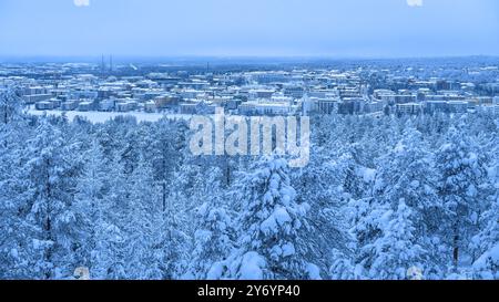 Verschneite Stadt Rovaniemi im Winter, Blick vom Aussichtsturm Ounasvaara (Lappland, Finnland) ESP: Ciudad de Rovaniemi nevada en invierno Stockfoto