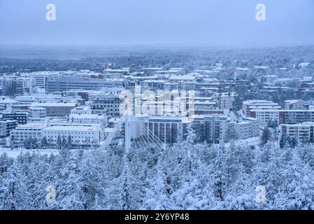 Verschneite Stadt Rovaniemi im Winter, Blick vom Aussichtsturm Ounasvaara (Lappland, Finnland) ESP: Ciudad de Rovaniemi nevada en invierno Stockfoto