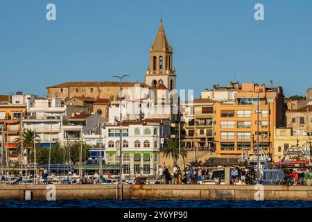 Hafen von Palamós und Kirche Santa Maria del Mar im Hintergrund, Palamós, Girona, Katalonien, Spanien Stockfoto