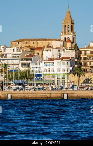 Hafen von Palamós und Kirche Santa Maria del Mar im Hintergrund, Palamós, Girona, Katalonien, Spanien Stockfoto