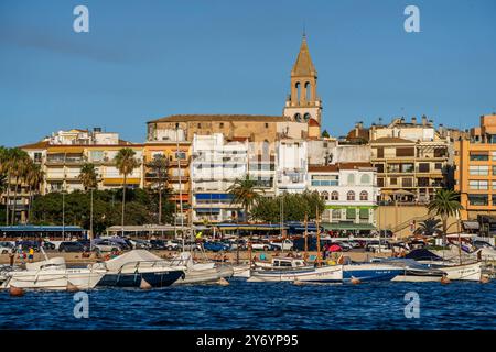 Hafen von Palamós und Kirche Santa Maria del Mar im Hintergrund, Palamós, Girona, Katalonien, Spanien Stockfoto