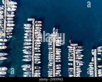 Piers im Hafen, Palamós, Girona, Katalonien, Spanien Stockfoto