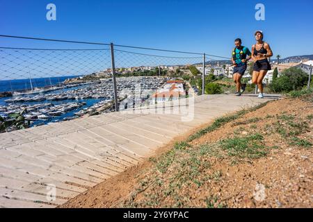 Korridore auf den Holzstegen über Port Marina, Ronda Road, Palamós, Girona, Katalonien, Spanien Stockfoto