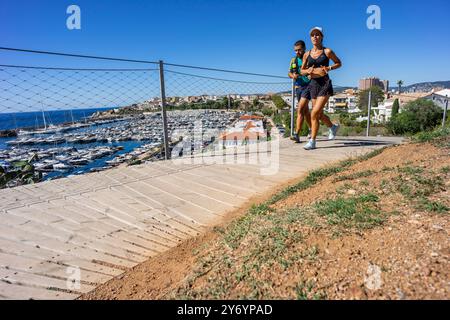 Korridore auf den Holzstegen über Port Marina, Ronda Road, Palamós, Girona, Katalonien, Spanien Stockfoto