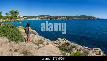 Wanderer gehen in Richtung Bucht, Strand La Fosca, Camí de Ronda, Palamós, Girona, Katalonien, Spanien Stockfoto